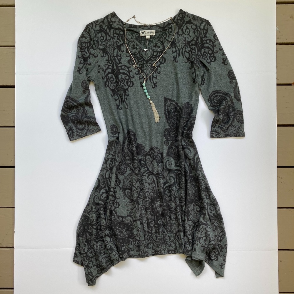 NWT V-Neck Papillon Dress with 3/4 Sleeves Medium
